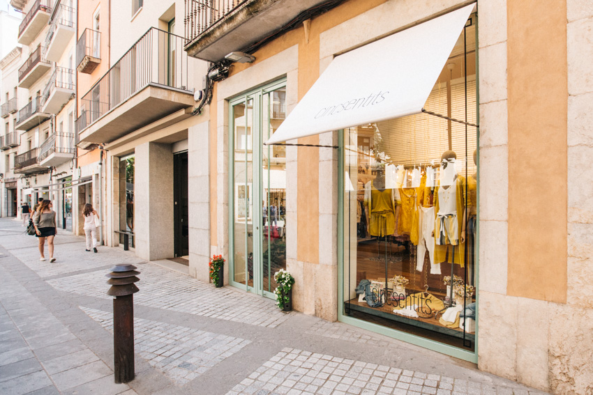 Reforma integral tienda 5 sentits Girona Barri Vell, diseño de interiores almedaestudi